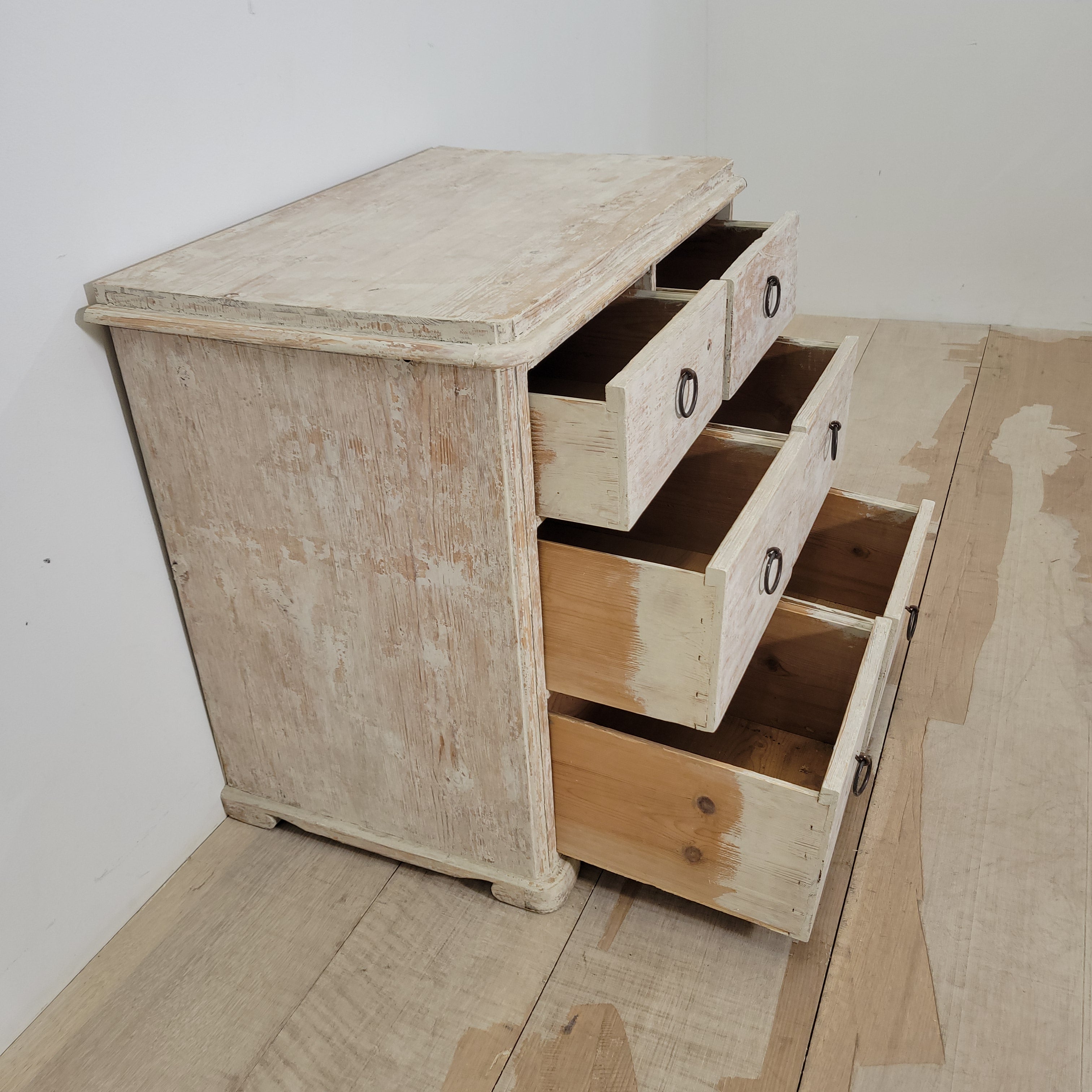 18th century Swedish Painted Commode